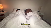 La madrastra y el hijastro comparten una cama en una habitación de hotel. subtitulos en ingles